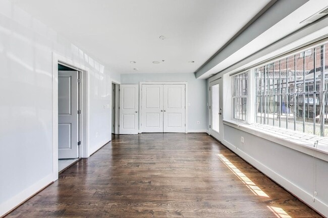 Building Photo - Happy on Harvard! Near New 2 + 2 close to ...