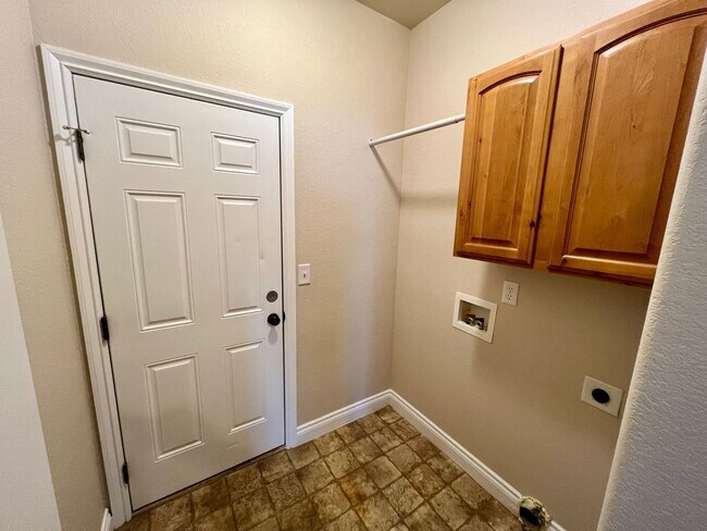 Building Photo - 5807 Zinfandel St