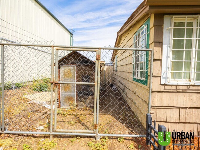 Building Photo - Charming 1-Bedroom Home with Cozy Upgrades...