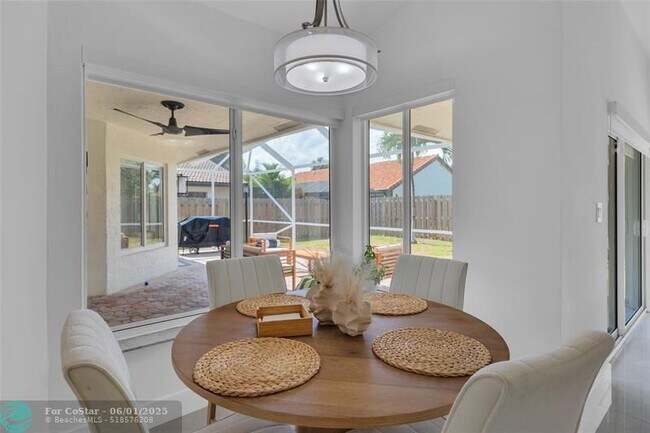Building Photo - 9585 Carousel Cir S