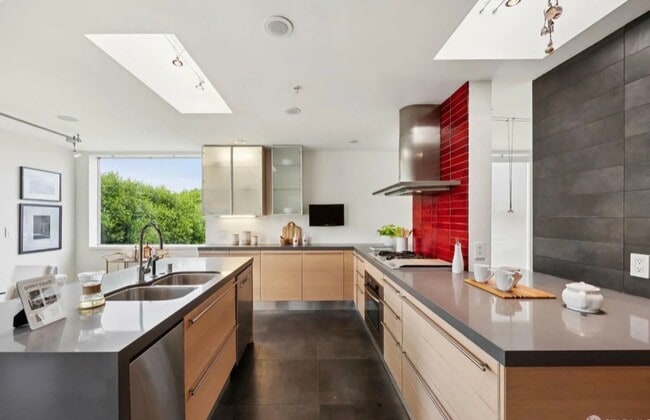 Building Photo - One-of-a-Kind Sophisticated Top-Floor Cond...