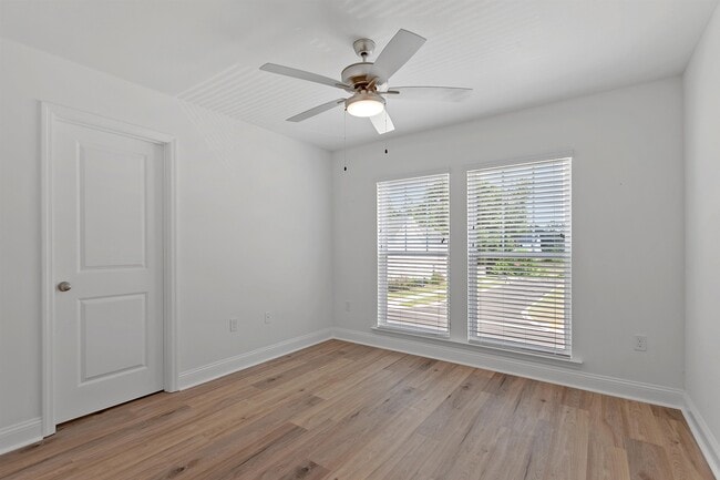 Building Photo - 5643 Fletcher Oaks Dr