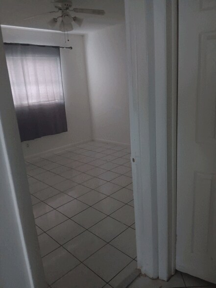 Building Photo - 1541 NE 34th Ct