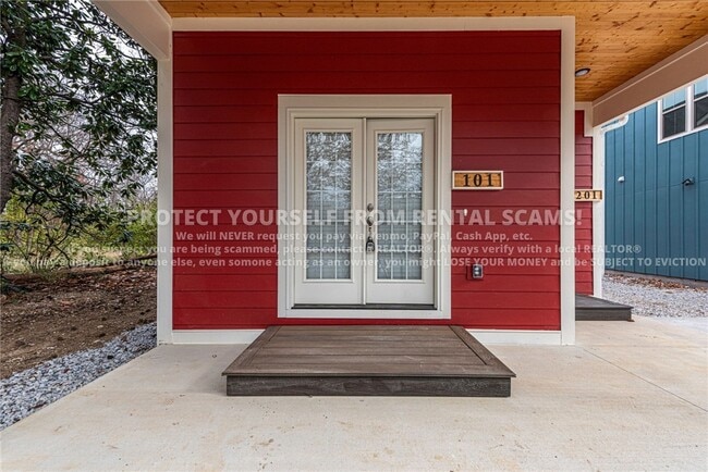 Building Photo - 874 S Hill Ave