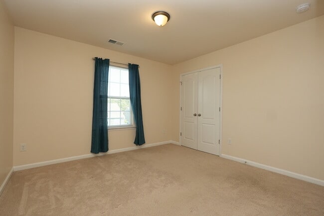 Building Photo - Modern Comfort Meets Space – 4BR/3.5BA Hom...