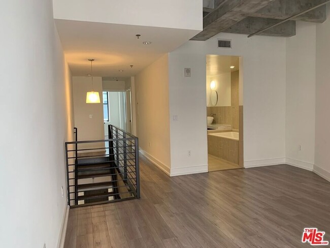 Building Photo - 727 W 7th St