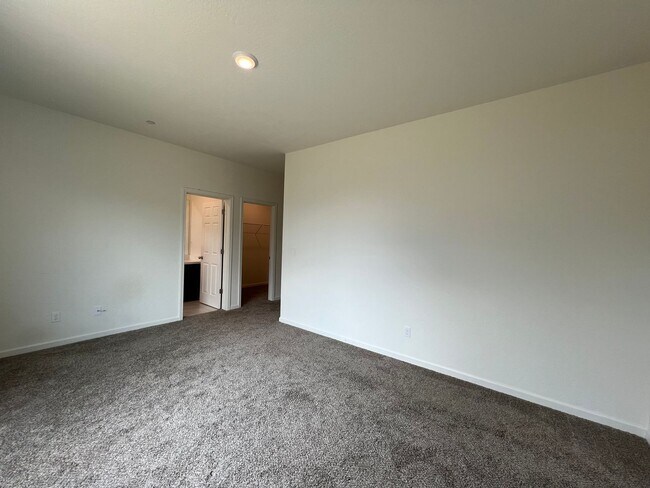 Building Photo - 587 Sandtrap Ln