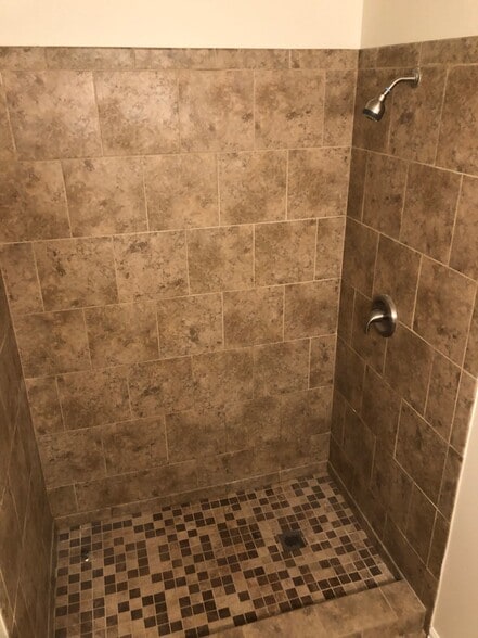 Building Photo - 6705 Twin Tree Ct