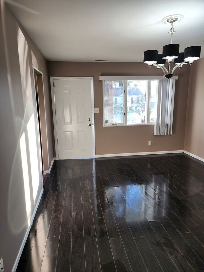 Building Photo - 3 Bedroom Home in Highland, IN