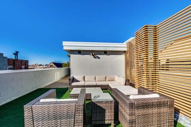 Building Photo - 1021 N Hermitage Ave