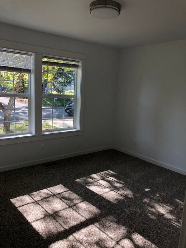 Building Photo - Newer 3 bedroom 2 bath home in Sutherlin