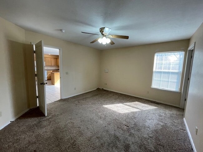 Building Photo - 4 Bedroom Home in SE Springfield!