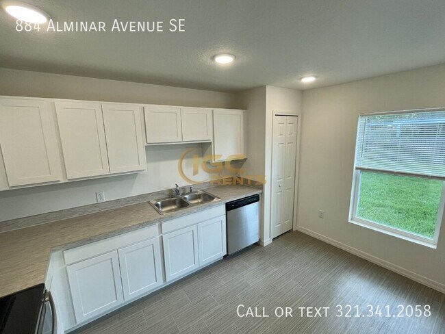 Building Photo - 884 Alminar Ave SE