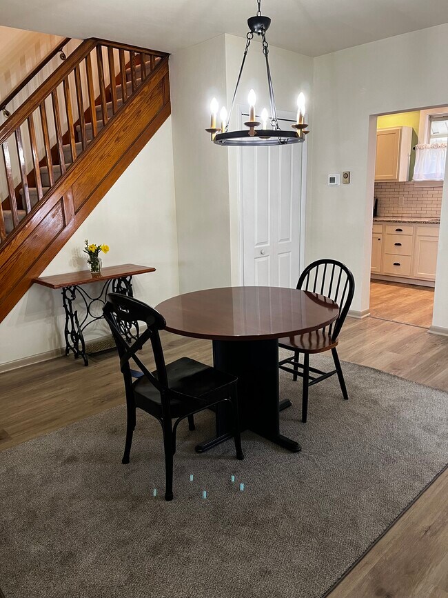 Building Photo - 201 Oak St