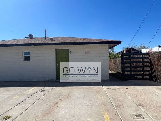 Building Photo - 825 N 10th Ave