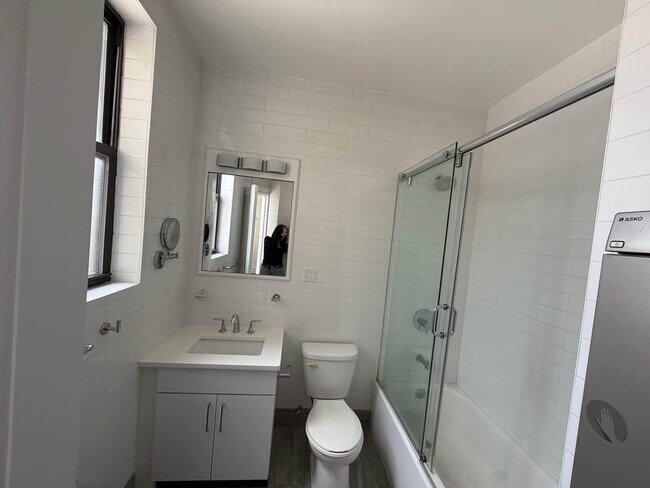 Building Photo - 166 W 72nd St