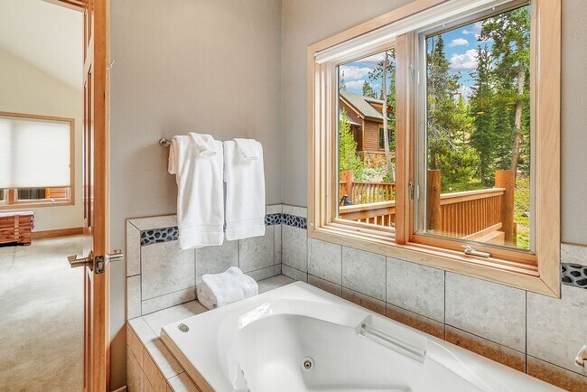 Building Photo - Year lease! Garage! Beautiful views! Great Decks!