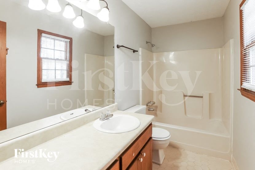 Building Photo - 240 Summerwood Ln