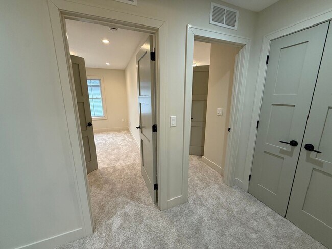 Building Photo - 6711-6715 New Town Ave.