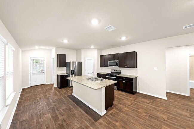 Building Photo - Charming 3-Bed 2 Bath Oasis with Amazing Amenities