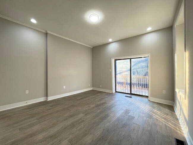 Building Photo - 2259 Loth St