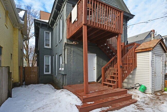 Building Photo - 3-Bedroom 1-Bathroom Unit Available Now in Minneapolis!