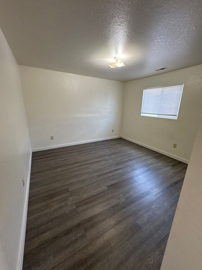 Building Photo - Diamond Ridge 16