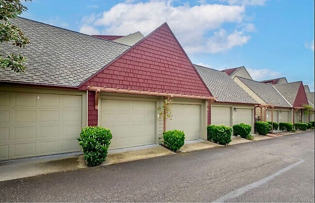 Building Photo - Luxury 3 Bedroom Townhome in Lake Oswego’s...