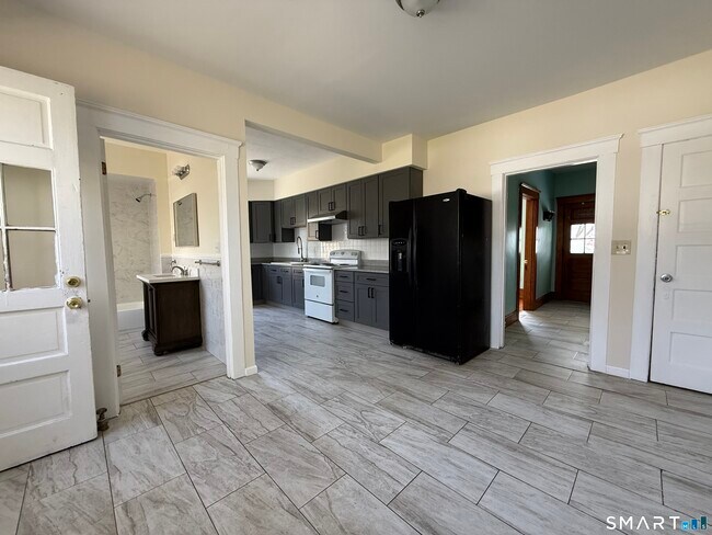 Building Photo - 140 Hynes Ave