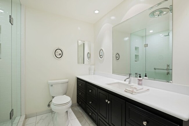 Building Photo - Beautifully updated two bedroom two bath in the heart of Santa Barbara!