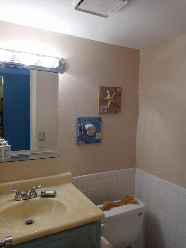 Building Photo - 1516 S Lakeside Dr