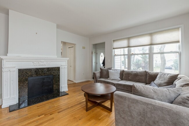 Building Photo - 39 Linwood Ave