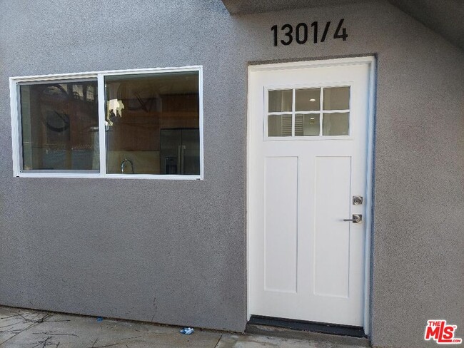 Building Photo - 130 W 59th Pl