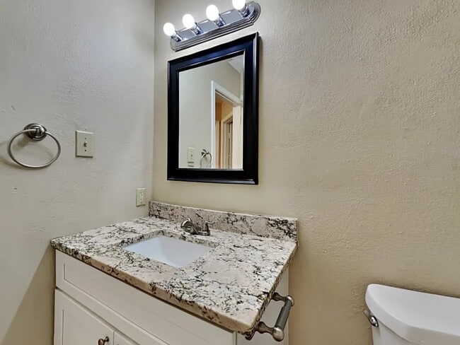 Building Photo - 923 Teakwood Ln