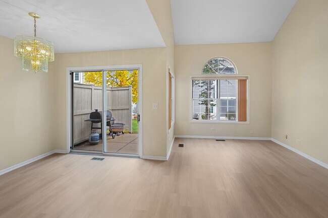 Building Photo - 1252 S Parkside Dr