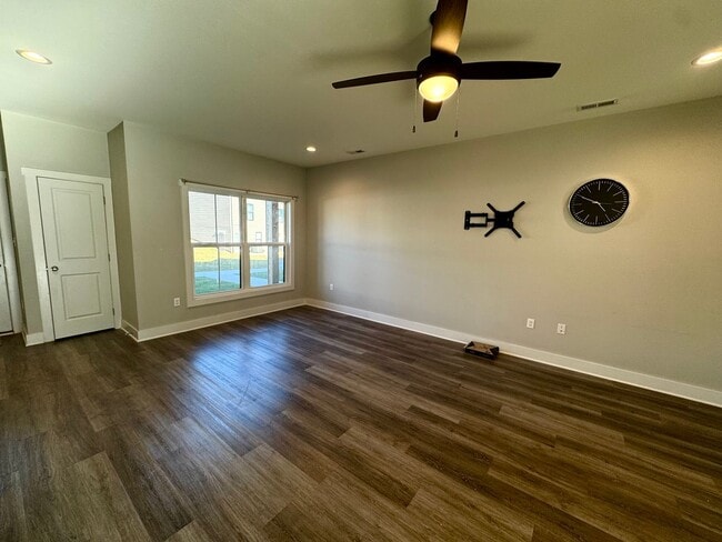 Building Photo - 1ST MONTH RENT FREE - END UNIT Sunburst Villa Luxury Townhouse WITH BASEMENT