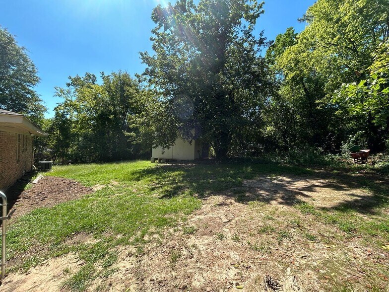 Building Photo - 2670 Pierce Dr N