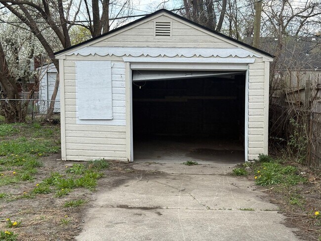 Building Photo - Renovated 3-Bedroom Home – We Welcome Sect...