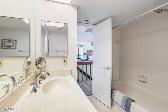 Building Photo - 823 Meadowland Dr