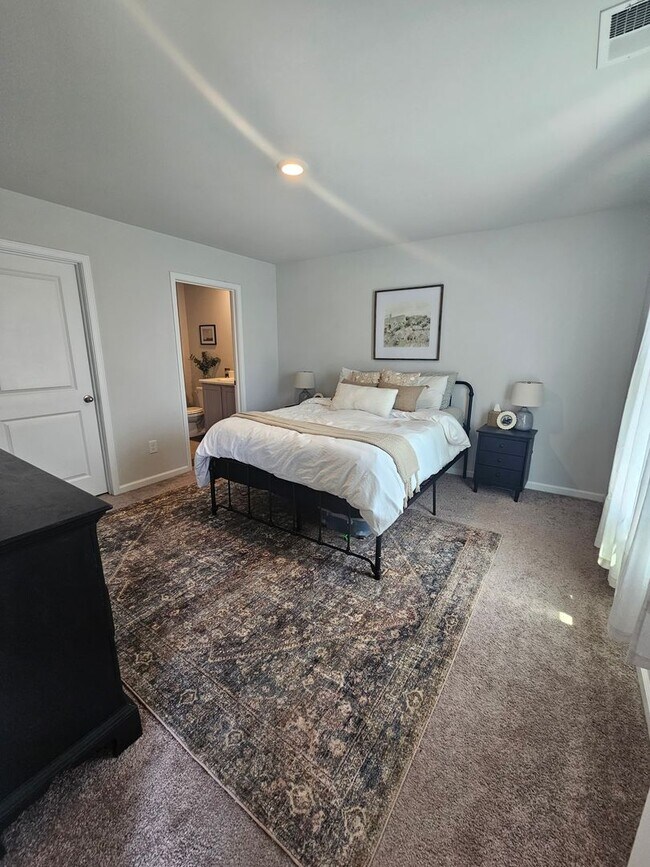 Building Photo - 4 Bedroom Home in Surf City!