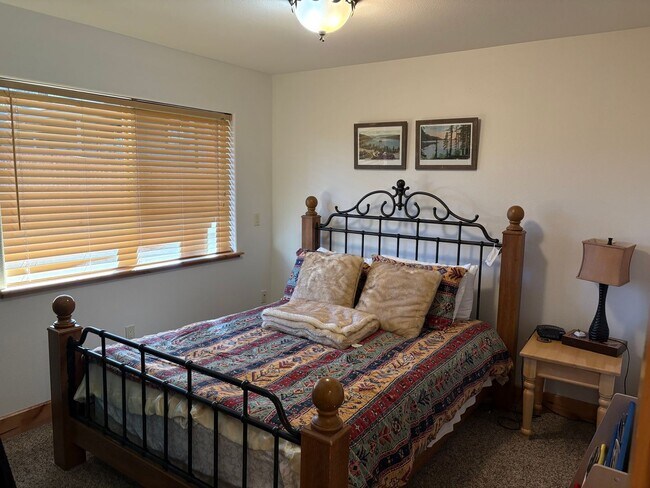 Building Photo - Large furnished mountain home