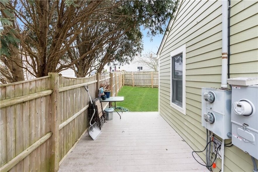 Building Photo - 393 Aquidneck Ave