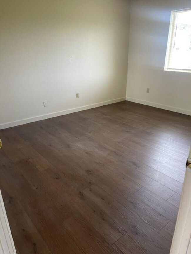 Building Photo - 454U