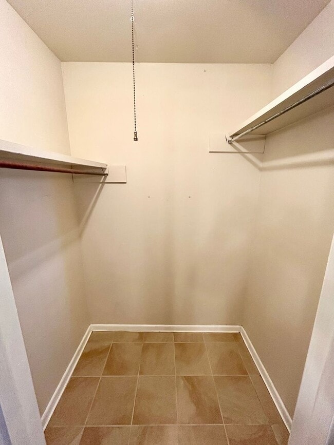 Building Photo - 3 bed 2 bath near the west loop Now available