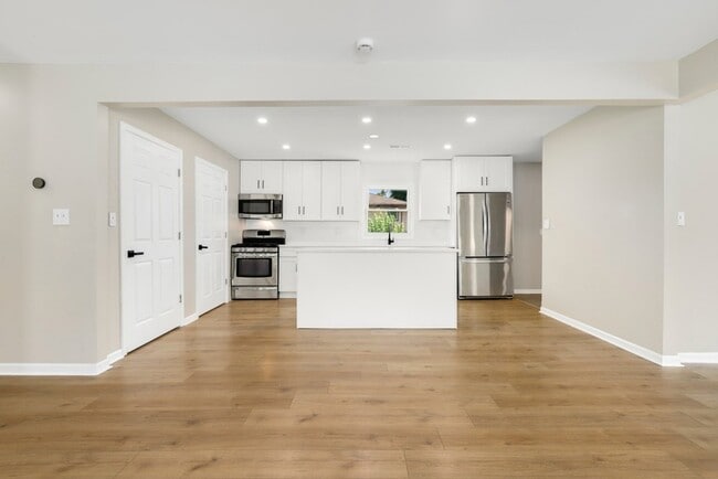 Building Photo - 19W719 W Holtz Ave