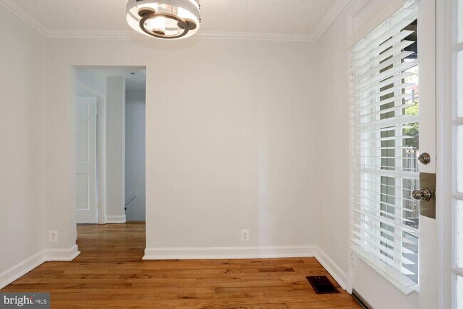 Building Photo - 3028 S Abingdon St