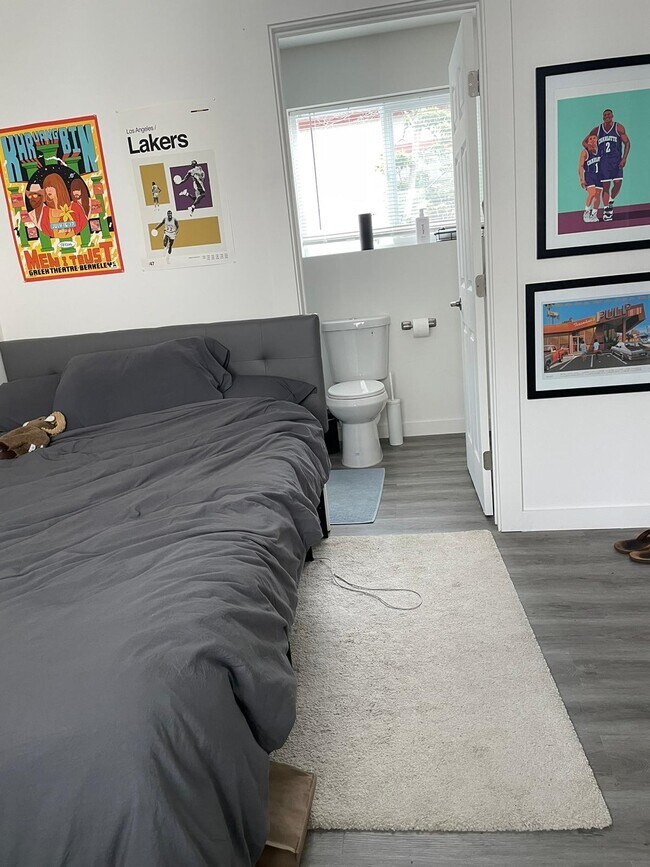 Building Photo - 2624 Regent St