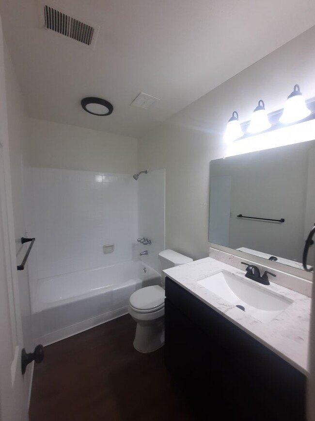 Building Photo - 1 bedroom apartment, walking distance to D...