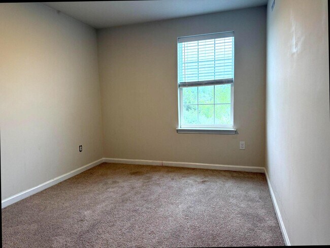 Building Photo - 173 Mazzeo Dr