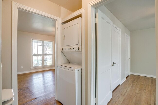 Building Photo - One Side of Great Duplex Near TCU- 1 Bed, ...